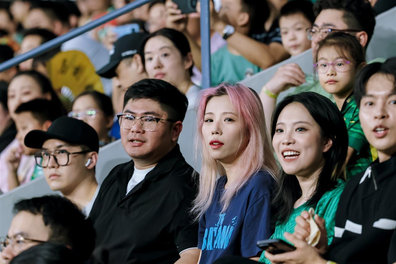 东北女生北京国安主场4万人面前反向求婚：北京爷们儿，我们结婚吧！