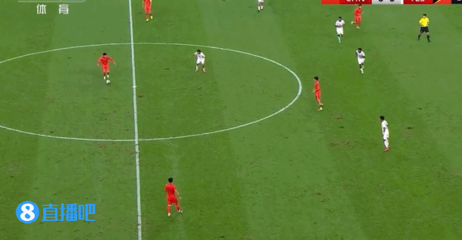 媒体人质疑草坪状况：这球是什么运动轨迹？这场地条件也忒…